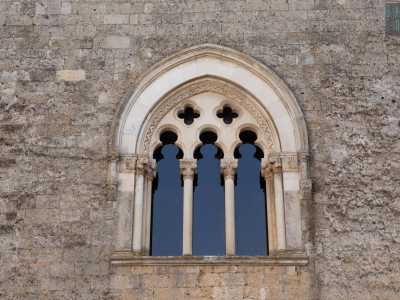 Questo a differenza della trifora che si trova sulla parete frontale che fu ricostruita tra il 1907 e il 1909 dall�architetto Angelo Pantaleo riutilizzando pietre antiche